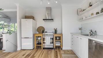 Full-size fridge, microwave, oven, stovetop