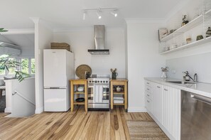Full-sized fridge, microwave, oven, stovetop