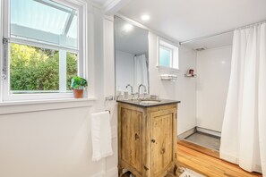 Dusche, Haartrockner, Handtücher, Seife