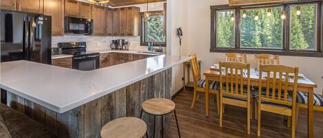 Kühlschrank, Mikrowelle, Ofen, Geschirrspüler