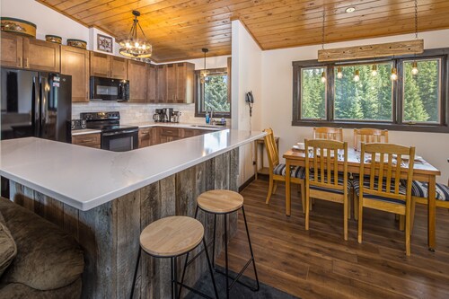 New to Market! Stylish Big Sky Home