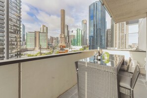 Outdoor dining - 3-Br Southbank Apt with Parking, Gym, Pool: Walk to Crown Casino & Eureka Tower (Southbank)