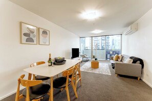 Interior - 3-Br Southbank Apt with Parking, Gym, Pool: Walk to Crown Casino & Eureka Tower (Southbank)