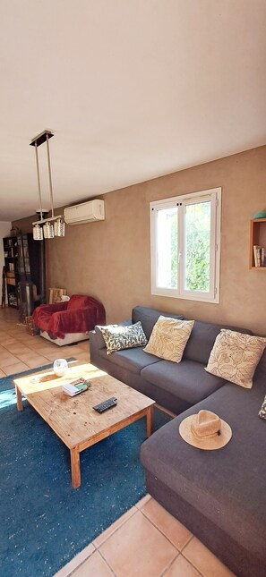 Smart-TV, bøker og stereoanlegg