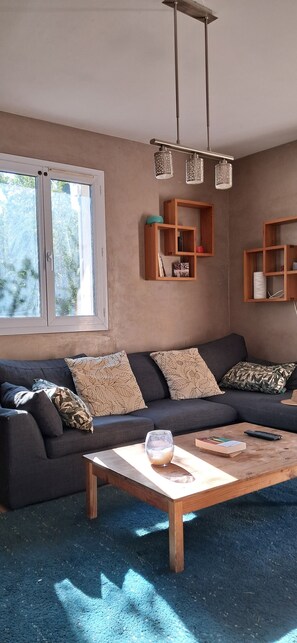 Smart TV, books, stereo