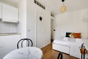 1 quarto, acesso à internet, roupa de cama