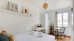 Room - A Canal St Martin Lovely Room (Paris)