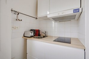 Kylskåp, mikrovågsugn, kaffe- och tebryggare och brödrost
