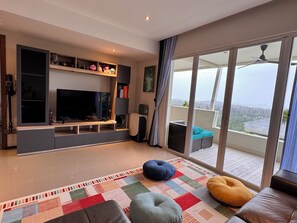 Smart TV - Azur Samui 2 bedroom 2 bathroom Condo shared pool gym private infra-red sauna (จ.สุราษฎร์ธานี)