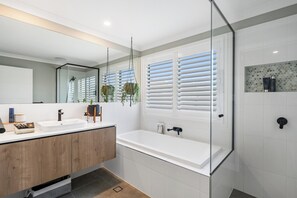 Hair dryer, towels, shampoo, toilet paper - One Palm - Beautifully designed home in Aureus Estate (Skennars Head)