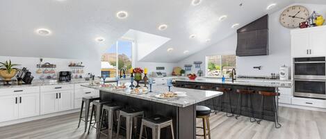 冷蔵庫、電子レンジ、オーブン、コンロ