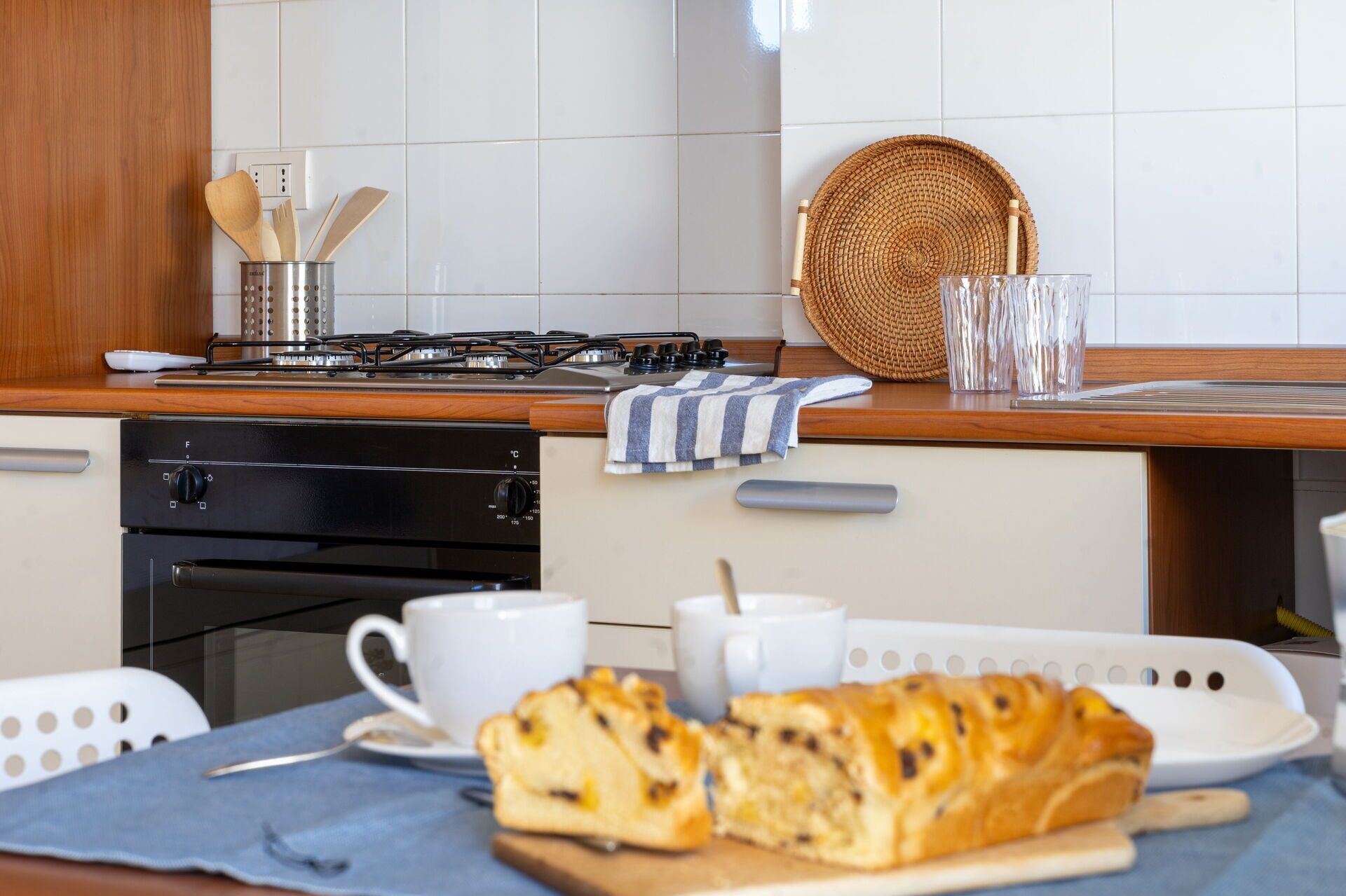 Frigorifero, forno, piano cottura, lavastoviglie