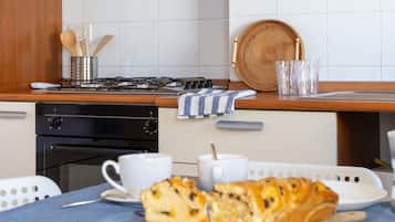 Frigorifero, forno, piano cottura, lavastoviglie