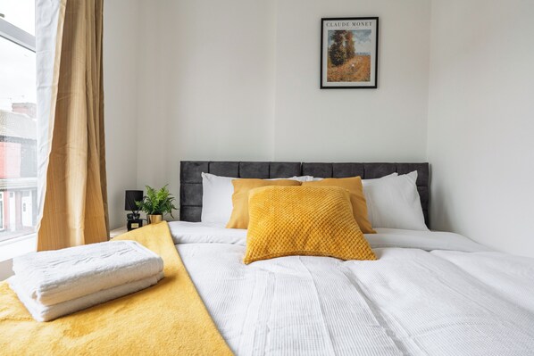 4 bedrooms, iron/ironing board, WiFi, bed sheets