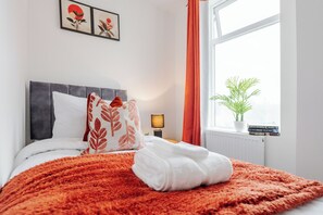 4 bedrooms, iron/ironing board, WiFi, bed sheets