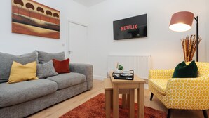 Living area - Cozy 4 bedroom in Aintree -Liverpool Free Parking, Super fast Wifi Internet. (Bootle)