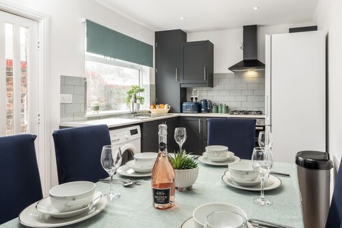 Cozy 4 bedroom in Aintree -Liverpool Free Parking, Super fast Wifi Internet.