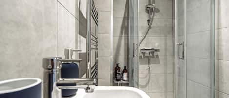 Dusche, Haartrockner, Handtücher, Seife