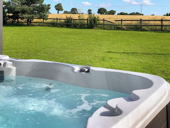 Bañera de hidromasaje al aire libre