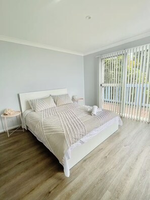 Iron/ironing board, WiFi, bed sheets