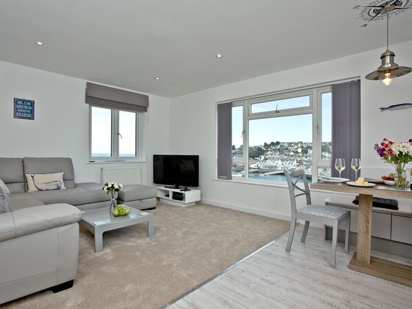 Living area - A first floor apartment, with beautiful views over Brixham’s working harbour. (Brixham)