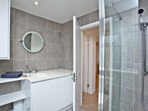 Bathroom - A first floor apartment, with beautiful views over Brixham’s working harbour. (Brixham)