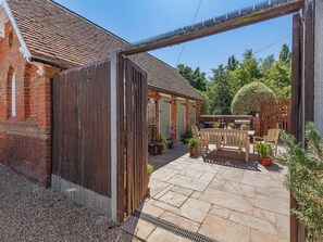 Outdoor dining - The School House Cottage (Bradwell-on-Sea)
