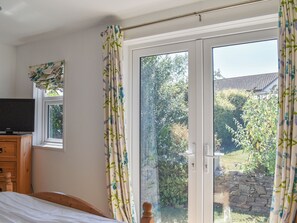 2 bedrooms, free WiFi - A spacious holiday retreat with private, enclosed garden, nestled within St. (Padstow)