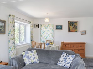 TV - A spacious holiday retreat with private, enclosed garden, nestled within St. (Padstow)