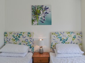 2 bedrooms, free WiFi - A spacious holiday retreat with private, enclosed garden, nestled within St. (Padstow)