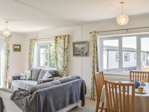 Living area - A spacious holiday retreat with private, enclosed garden, nestled within St. (Padstow)