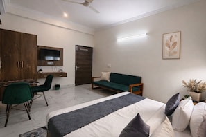 Double Room | Free WiFi - Hotel Stayzzy Bloom (Noida)