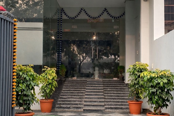 Pintu masuk properti