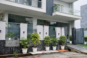 Front of property - Hotel Stayzzy Bloom (Noida)