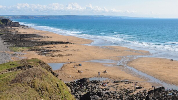 A coastal beach with rocky terrain and a sandy shoreline. - 3 bedroom accommodation in Bude (Bude)