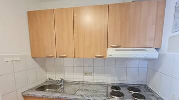 Coffee/tea maker, fridge, oven, stovetop