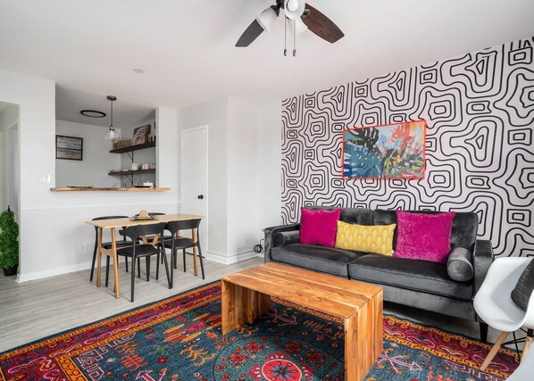 Televisión y oficina 