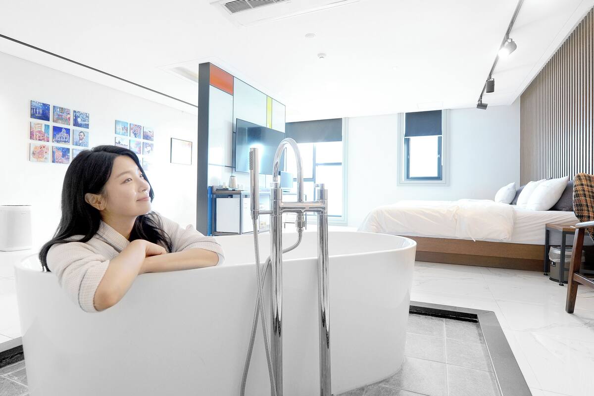 Luxury Twin Room | Free WiFi, bed sheets