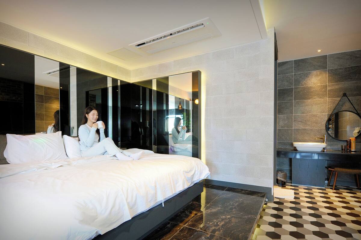 Luxury Quadruple Room | Free WiFi, bed sheets