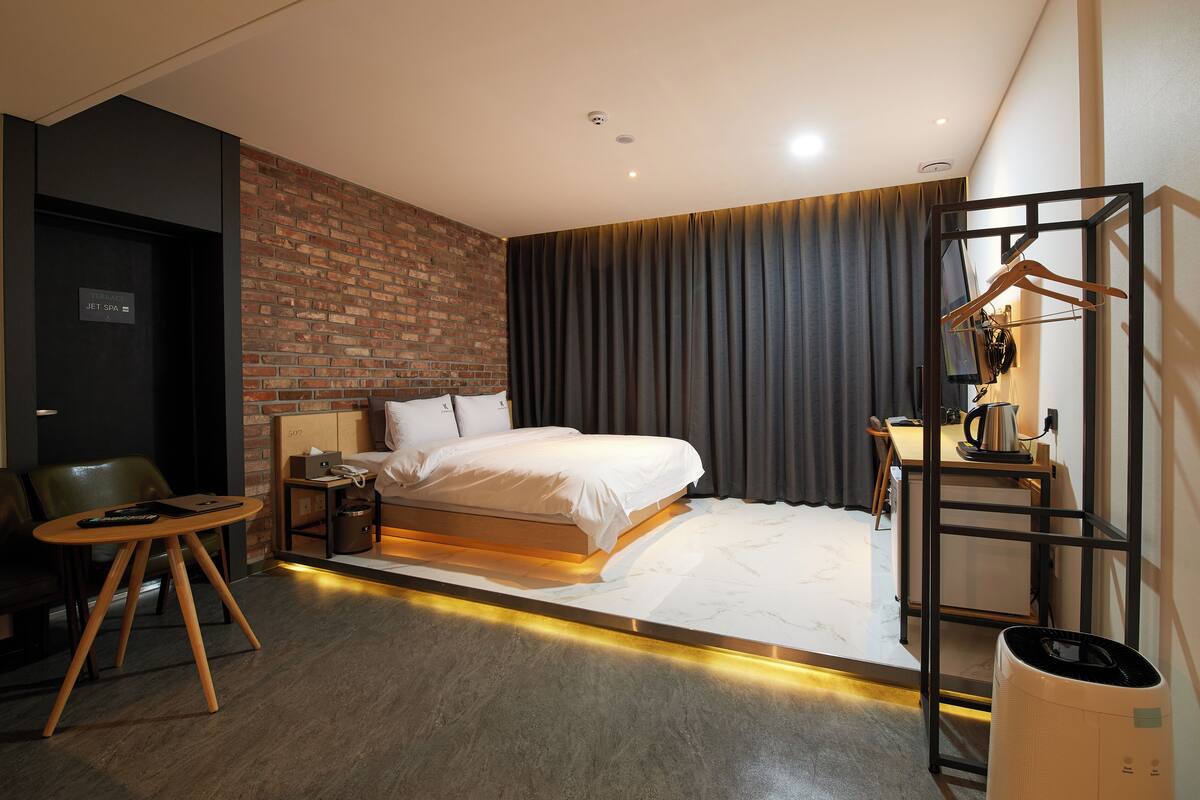 Royal Double Room | Free WiFi, bed sheets