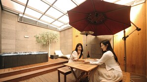 Country Spa | 露台/庭院