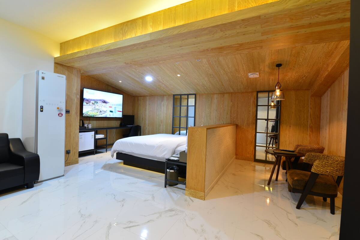 Deluxe Double Room | Free WiFi, bed sheets