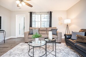 TV, offices - Downtown Atlanta Condo with Balcony Views (Atlanta)