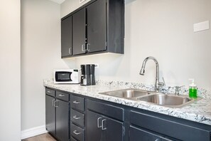 Fridge, microwave, oven, stovetop - Downtown Atlanta Condo with Balcony Views (Atlanta)