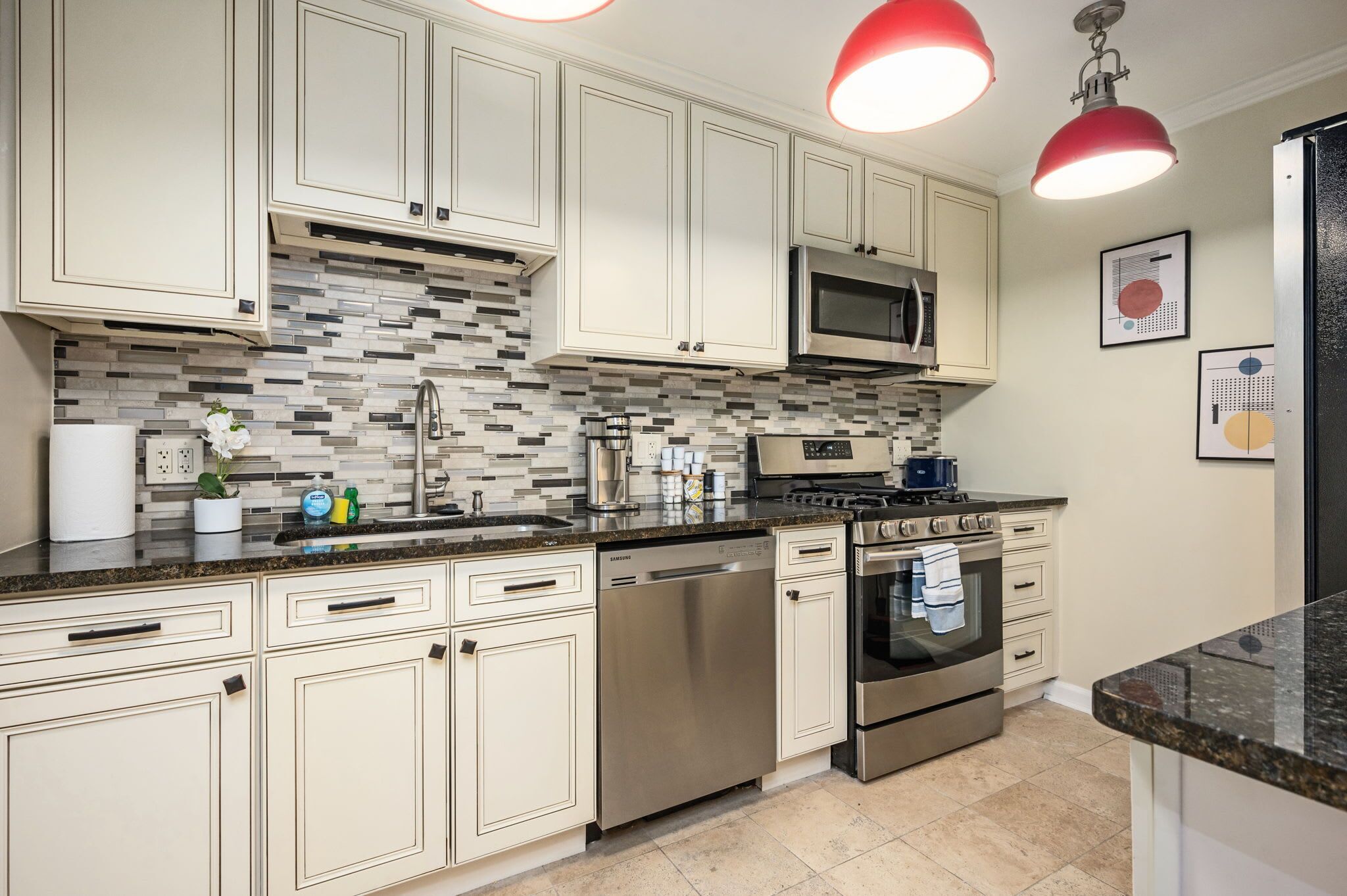 Frigorífico, microondas, horno y placa de cocina