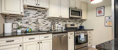 ثلاجة، ميكروويف، فرن، موقد طهي مسطح