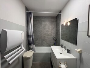 Haartrockner, Handtücher, Seife, Toilettenpapier