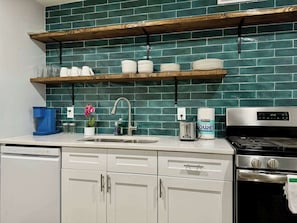 Réfrigérateur, four à micro-ondes, un four, surface de cuisson