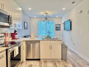 Een koelkast, een microgolfoven, een oven, een kookplaat