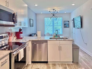 Fridge, microwave, oven, stovetop - 1B1B Apartment in Old Fourth Ward (Atlanta)